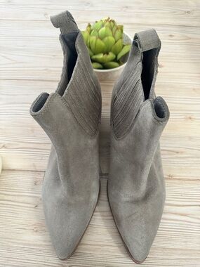 Seychelles Taupe Suede Ankle Boots Pointed Toe Stacked Heel Women’s 7
